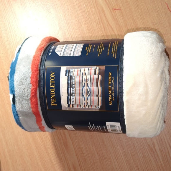 Pendleton Plush Throw 50" x 70" - Picture 5 of 6